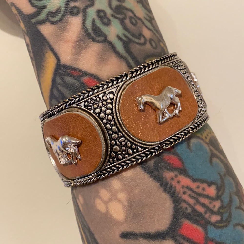 Adjustable horse bracelet